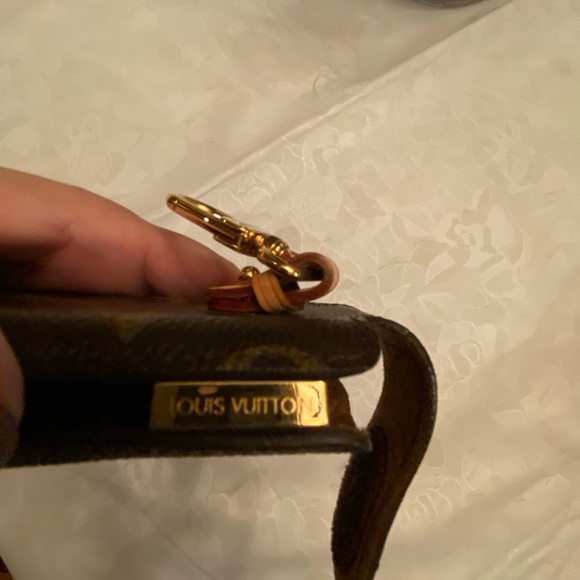 LOUIS VUITTON phone case. EarPods case - Picture 5 of 7